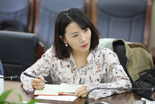 15两校教师进行讨论交流_调整大小