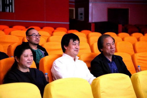 25座谈会后，学院领导陪同上海戏校教师们观看了曲艺系教学成果汇报_调整大小