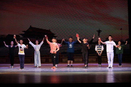 26座谈会后，学院领导陪同上海戏校教师们观看了曲艺系教学成果汇报_调整大小