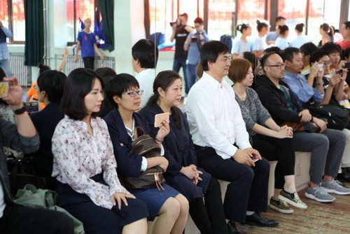 27座谈会后，上海戏校一行教师们观看了京剧基功汇报展示，并分别走进不同课堂_调整大小