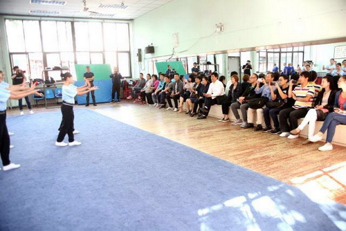 28座谈会后，上海戏校一行教师们观看了京剧基功汇报展示，并分别走进不同课堂_调整大小