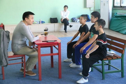 29座谈会后，上海戏校一行教师们观看了京剧基功汇报展示，并分别走进不同课堂_调整大小