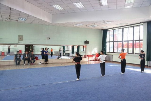 30座谈会后，上海戏校一行教师们观看了京剧基功汇报展示，并分别走进不同课堂_调整大小