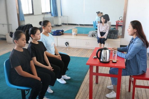 31座谈会后，上海戏校一行教师们观看了京剧基功汇报展示，并分别走进不同课堂_调整大小