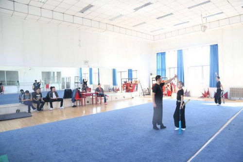 32座谈会后，上海戏校一行教师们观看了京剧基功汇报展示，并分别走进不同课堂_调整大小