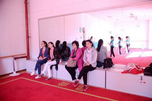 33座谈会后，上海戏校一行教师们观看了京剧基功汇报展示，并分别走进不同课堂_调整大小