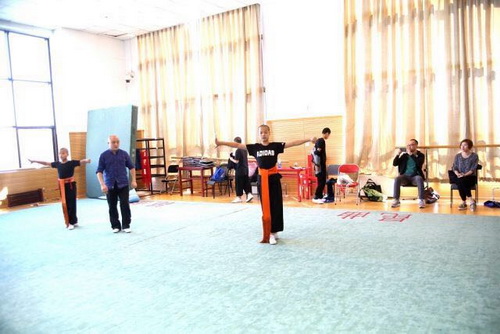 34座谈会后，上海戏校一行教师们观看了京剧基功汇报展示，并分别走进不同课堂_调整大小