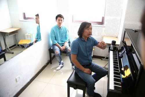 35座谈会后，上海戏校一行教师们观看了京剧基功汇报展示，并分别走进不同课堂_调整大小