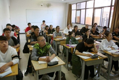 36座谈会后，上海戏校一行教师们观看了京剧基功汇报展示，并分别走进不同课堂_调整大小