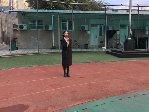 2学生处中专部负责人主持升旗仪式_调整大小