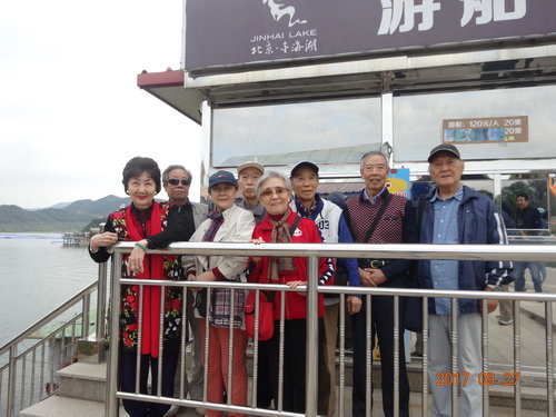 2.孙院长与同学合影_调整大小