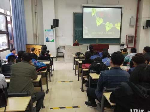 学生认真聆听讲座_调整大小