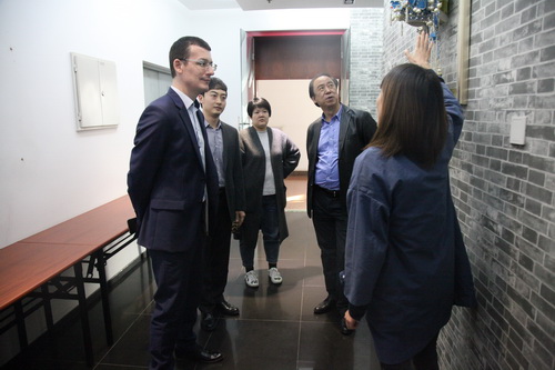 2参观京剧展_调整大小