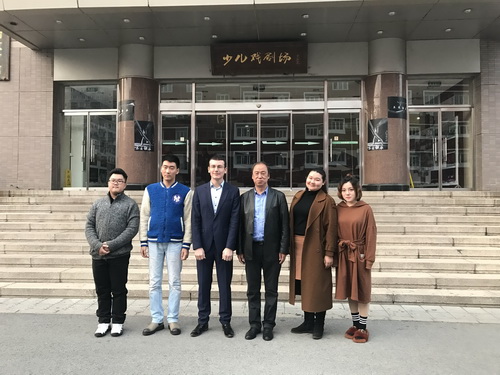 6刘侗院长、托米连科主席与学院赴乌克兰专升本留学生在少儿戏剧场前合影_调整大小