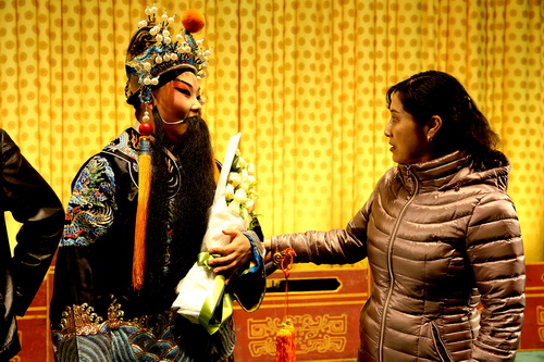 24院领导慰问演员_调整大小