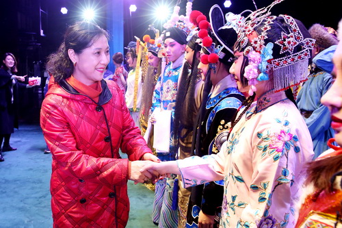 14领导慰问演员_调整大小