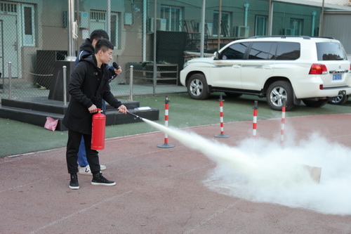 8、邓培铭同学讲解灭火器使用方法_调整大小