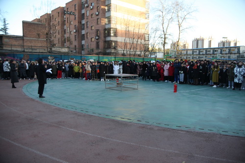 12、学生处老师进行逃生演习讲评_调整大小