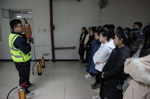13、“SIMFIRE全民防火墙”项目组向我院学生讲解灭火器使用方法_调整大小