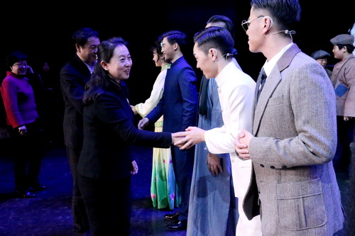 7.中央文明办三局局长邓丽娟接见音乐剧《国之歌》演员_调整大小