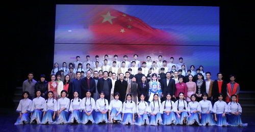 8.2017《中华美德故事汇》京津冀巡演·天津艺术职业学院专场领导与演职人员合影留念_调整大小