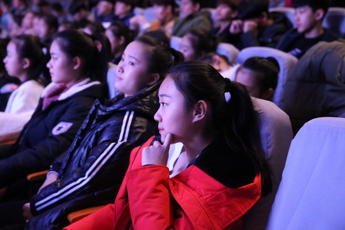 13.天津艺术职业学院学生观看演出_调整大小