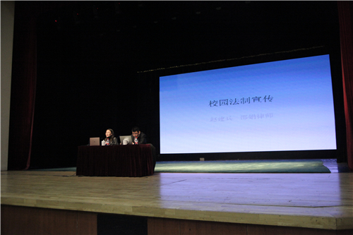 1两位律师进行校园法制宣传