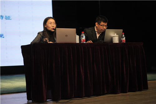 2两位律师进行校园发法制宣传