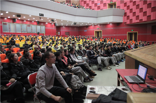 3台下学生认真聆听讲座