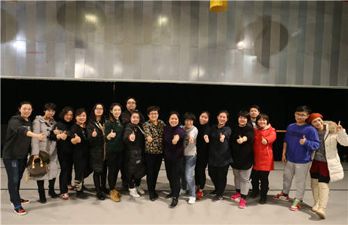 13学院领导同获得第一的工会小组合影