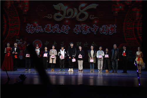 23院长刘侗抽取一等幸运奖