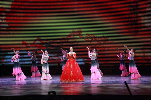 25音乐2013班、民舞2016班-《亲吻祖国》