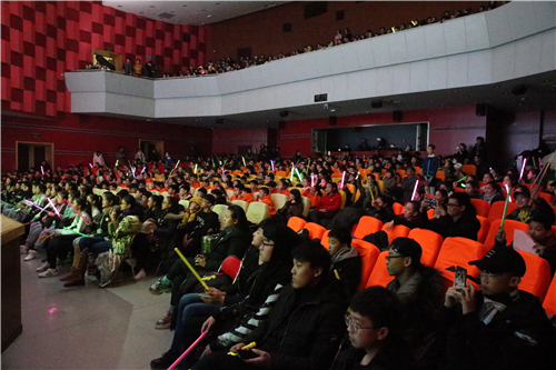 2中专全体师生观看联欢会演出
