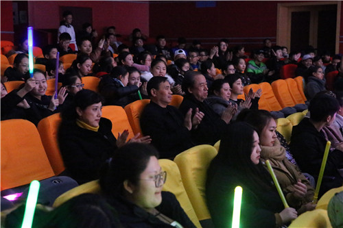 1、学院领导观看联欢晚会