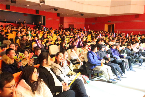 2、高职全体师生观看联欢会演出