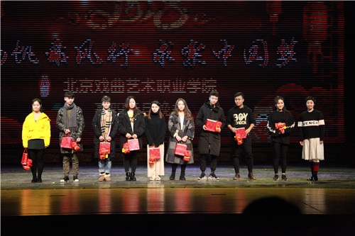 12、副院长吴蕾抽取三等幸运奖