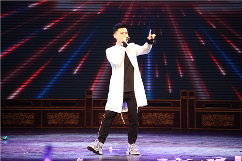 26、高职音乐2015班《我的滑板鞋》