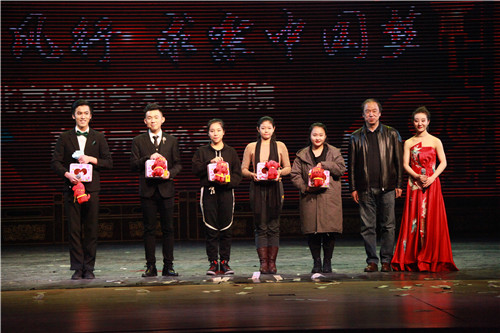 27、院长刘侗抽取一等幸运奖