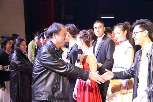 30、院领导上台与演员握手合影
