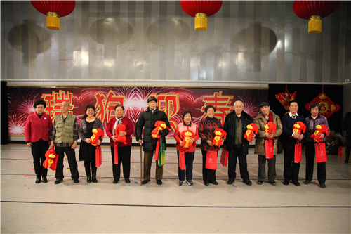 13毕书记为属狗老师颁发纪念品