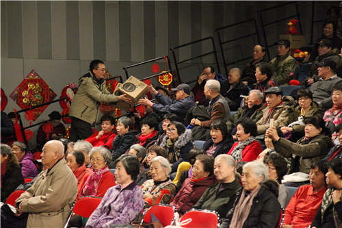 14工作人员为杨福祥老师送上奖品