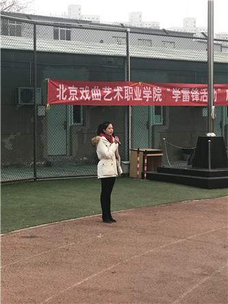 6学生处中专部负责人唐晶晶老师布置学雷锋活动