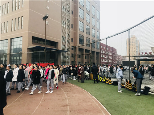 1各班学生按顺序入场