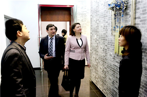 1伊娜院长和安德烈主任参观我院的京剧校史展