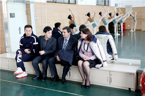 2伊娜院长、安德烈主任观摩舞蹈系专业课堂