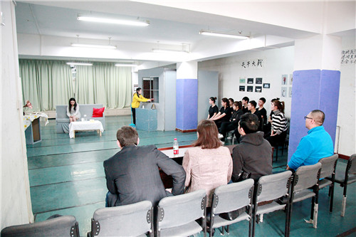 3伊娜院长、安德烈主任观摩影视表演系专业课堂