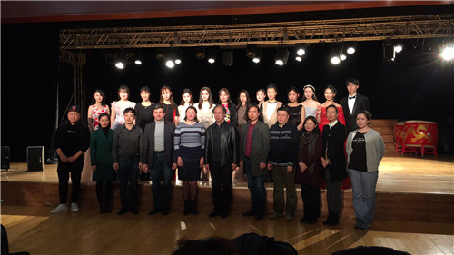 5伊娜院长、安德烈主任与我院师生合影