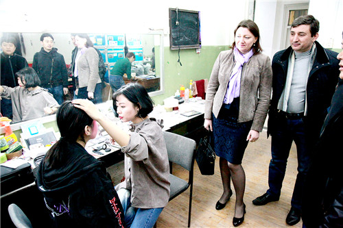 6伊娜院长、安德烈主任观摩舞美系舞美造型专业课堂