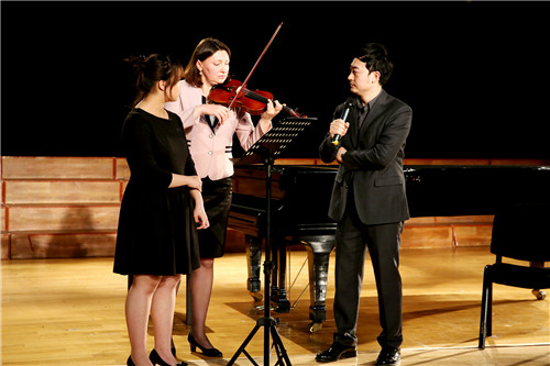 7伊娜院长亲自指导音乐系小提琴专业的学生