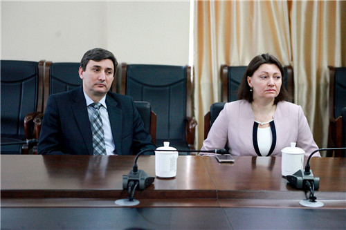 8伊娜院长在座谈会上介绍卢甘斯克国立大学文化与艺术学院情况